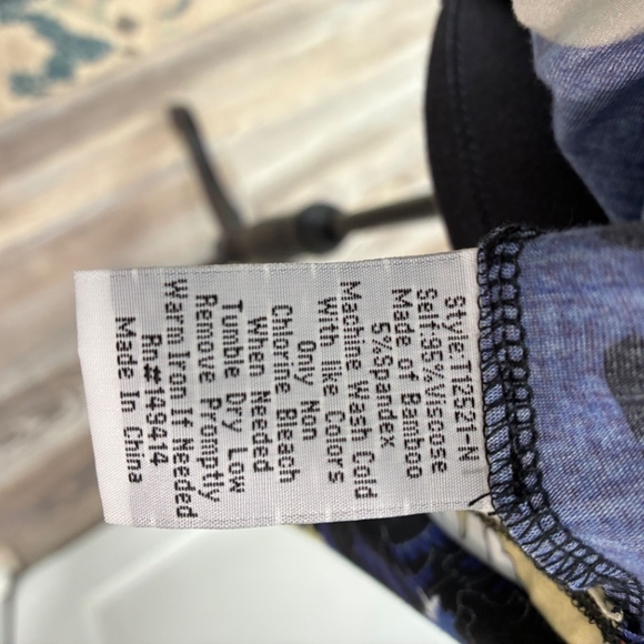 Johnny Was  Marritt Favorite Long Sleeve V-Neck Tee - Picture 6 of 7